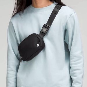 Lululemon Everywhere Belt Bag Zippered Closure Crossbody Shoulder Bag Black NWT